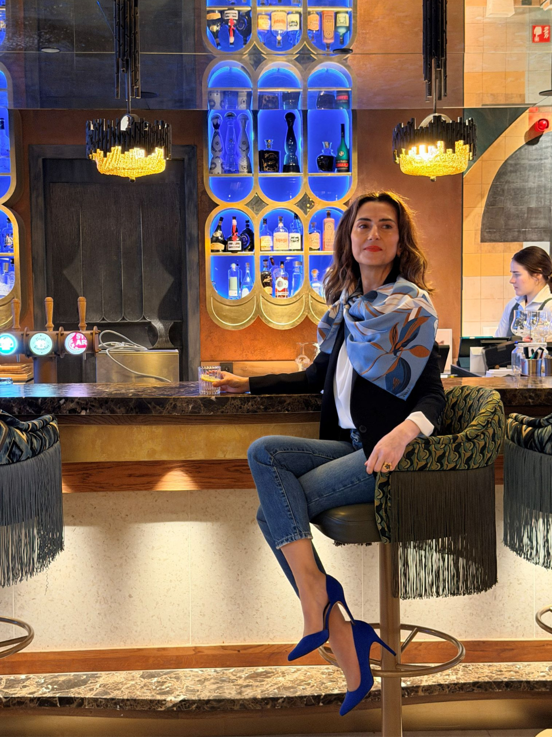 18-momme mulberry silk scarf from Bursa, UNESCO textile heritage site, featuring hand-rolled edges and a modern motif. A high-durability luxury piece by TANEÉ, refined for the European market. Execuitive leaders to celebrations. Served with a special boxing experience