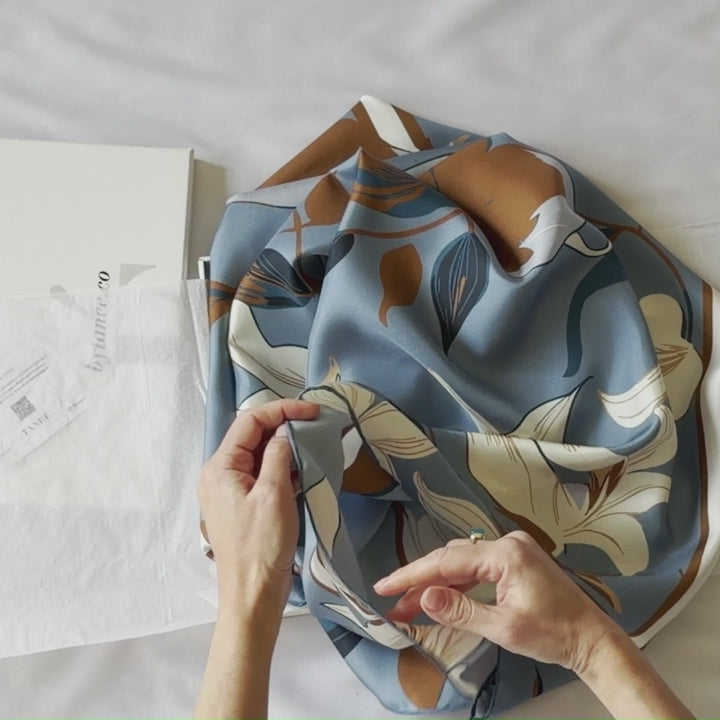 Unboxing_silk_scarf-Qaudratura-product

